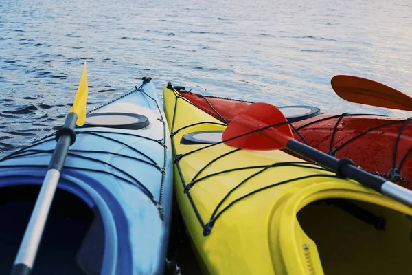 Paddling på sjön konceptet foto. Sport kajak på den steniga Lak — Stockfoto