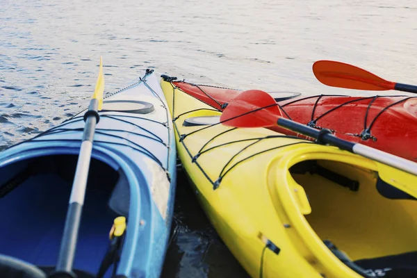Göl kavram resmi için Kayak. Spor Kayak kayalık Lak üzerinde