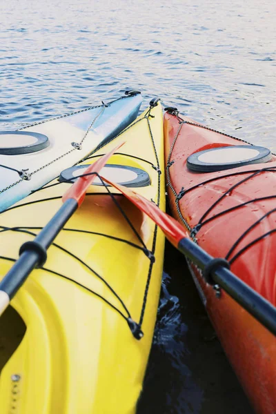 Kayak en el lago Concept Photo. Kayak deportivo en el Rocky Lak — Foto de Stock
