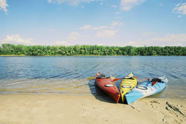 Καγιάκ στη λίμνη έννοια φωτογραφία. Sport Kayak για τα βραχώδη Λακ — Φωτογραφία Αρχείου