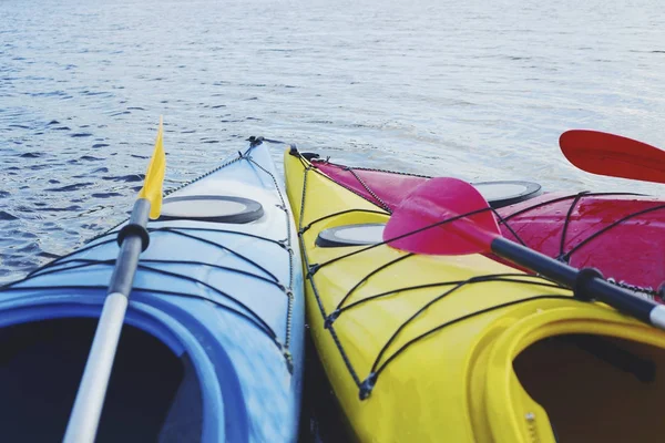 Paddling på sjön konceptet foto. Sport kajak på den steniga Lak — Stockfoto