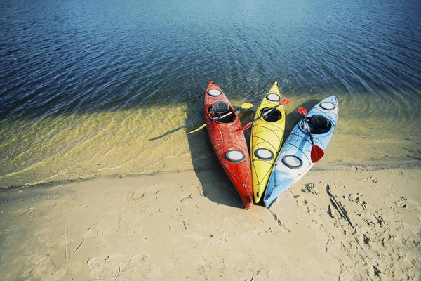 Kayak sulla Lake Concept Photo. Sport Kayak sul Rocky Lak — Foto Stock