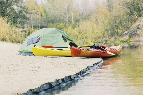 Rafting auf Kajaks. Ein Zeltlager steht am Flussufer. — Stockfoto