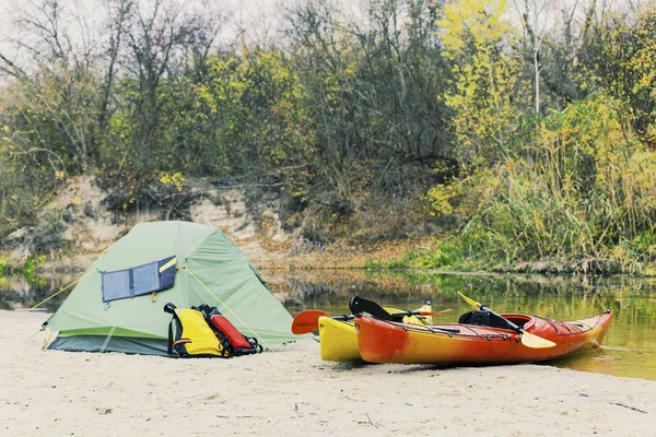 Rafting en kayaks. Un campamento de tiendas de campaña se encuentra en la orilla del río . — Foto de Stock