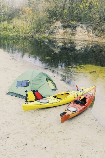 Rafting en kayaks. Un campamento de tiendas de campaña se encuentra en la orilla del río . — Foto de Stock