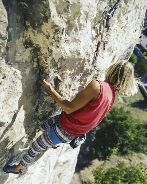 Woman rock climber. Rock climber climbs on a rocky wall. Woman m — Stock Photo, Image