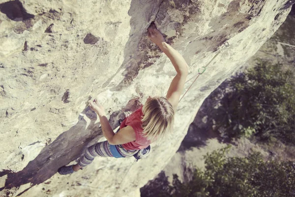 Woman rock climber. Rock climber climbs on a rocky wall. Woman m — Stock Photo, Image