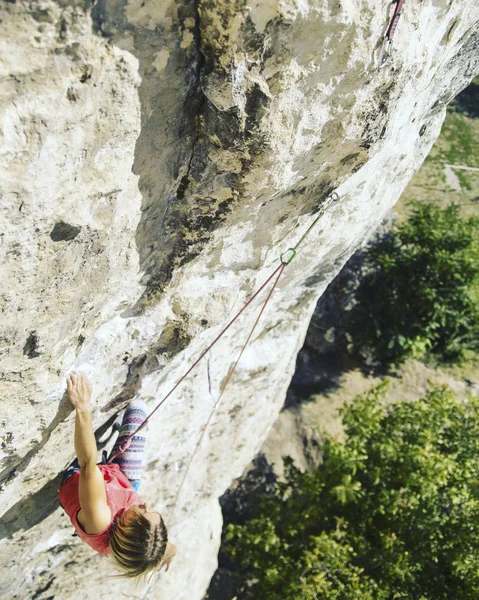 Woman rock climber. Rock climber climbs on a rocky wall. Woman m — Stock Photo, Image