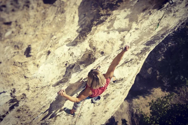 Žena horolezec. Horolezec leze na skalní stěně. Žena m — Stock fotografie