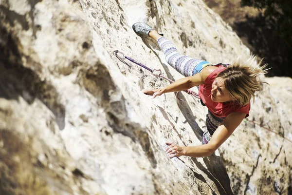 Žena horolezec. Horolezec leze na skalní stěně. Žena m — Stock fotografie