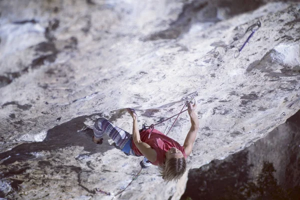 Woman rock climber. Rock climber climbs on a rocky wall. Woman m — Stock Photo, Image