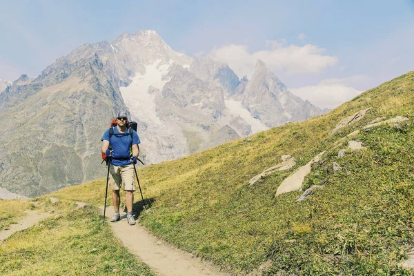 El Tour du Mont Blanc es una caminata única de aproximadamente 200km a — Foto de Stock