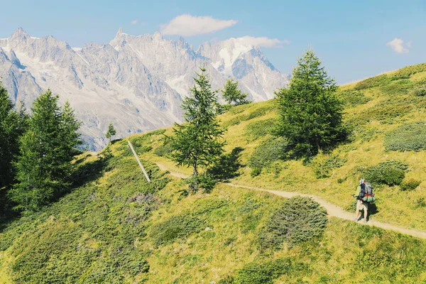 El Tour du Mont Blanc es una caminata única de aproximadamente 200km a — Foto de Stock