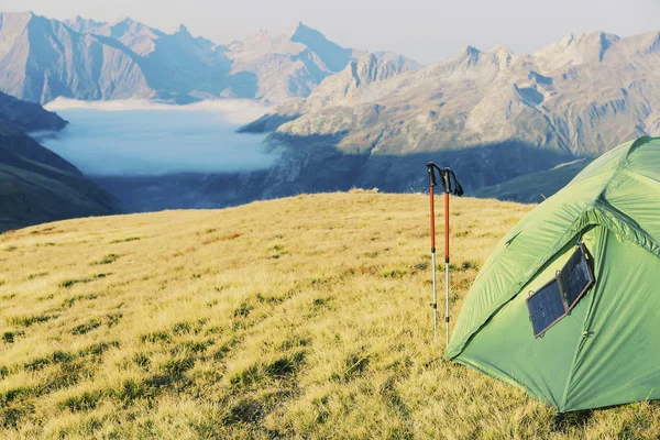 山の上にテント立って. — ストック写真