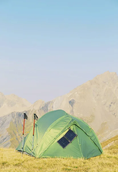 Tältet står på en fjälltopp. — Stockfoto