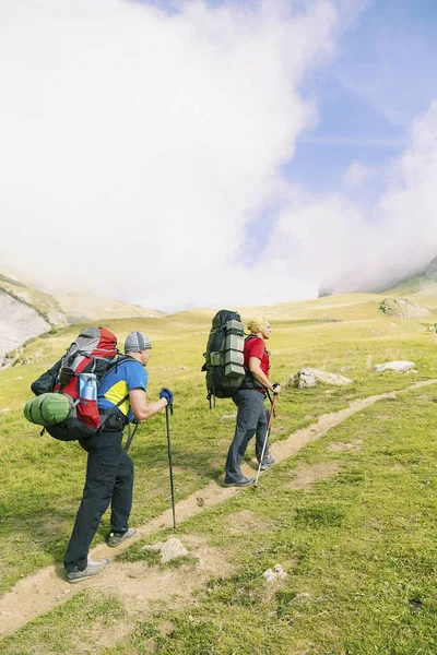 El Tour du Mont Blanc es una caminata única de aproximadamente 200km a — Foto de Stock