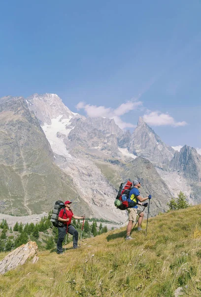 El Tour du Mont Blanc es una caminata única de aproximadamente 200km a — Foto de Stock