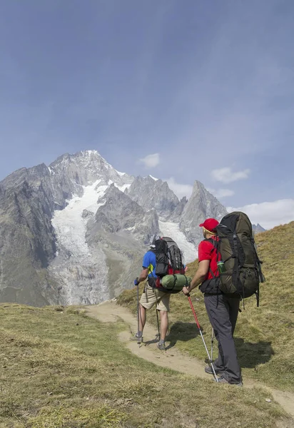 De Tour du Mont Blanc is een unieke tocht van ongeveer 200 kilometer een — Stockfoto