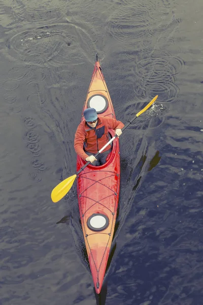 Ein Mann fährt mit einem Kajak den Fluss hinunter. — Stockfoto