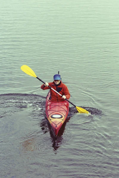 Un hombre navega río abajo en un kayak . — Foto de Stock