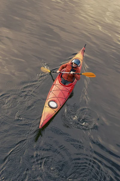 Un hombre navega río abajo en un kayak . —  Fotos de Stock