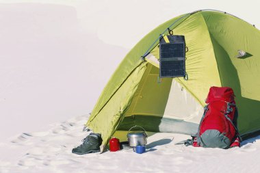 Çölde bir sırt çantası ve çadır ile yolculuk. Çadır