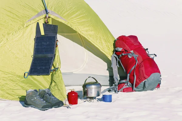 Viaggia nel deserto con zaino e tenda. La tenda è — Foto Stock