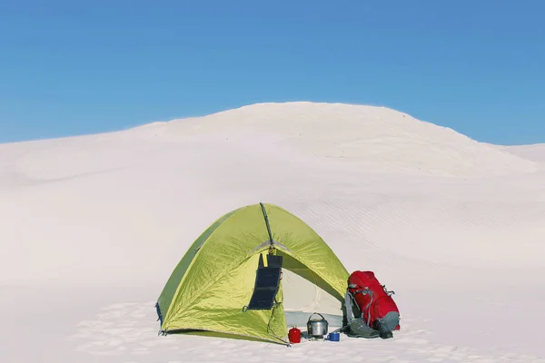 Viaggia nel deserto con zaino e tenda. La tenda è — Foto Stock