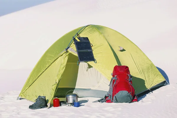 Viaje pelo deserto com uma mochila e uma tenda. A tenda é — Fotografia de Stock