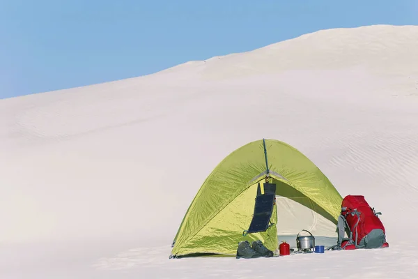 Viaje por el desierto con una mochila y una tienda de campaña. La tienda es —  Fotos de Stock