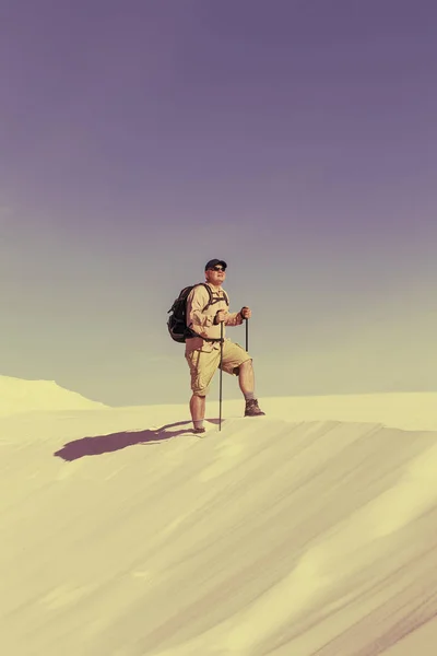 Journey through the desert with a backpack and tent. The tent is — Stock Photo, Image