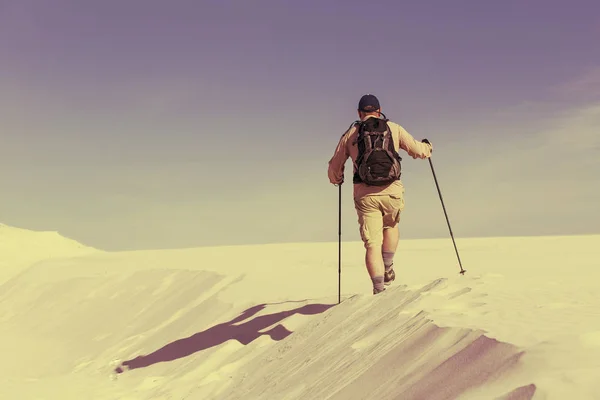 Viaje pelo deserto com uma mochila e uma tenda. A tenda é — Fotografia de Stock