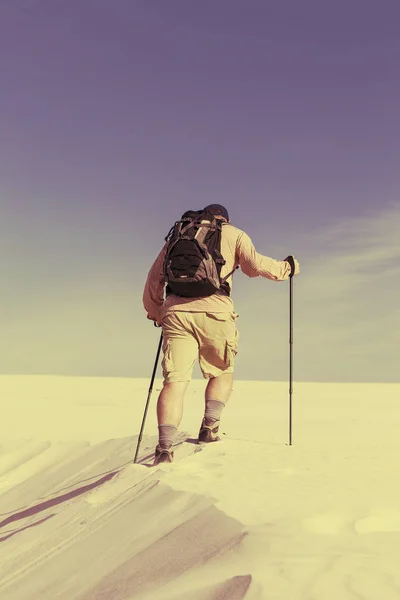 Viaje pelo deserto com uma mochila e uma tenda. A tenda é — Fotografia de Stock