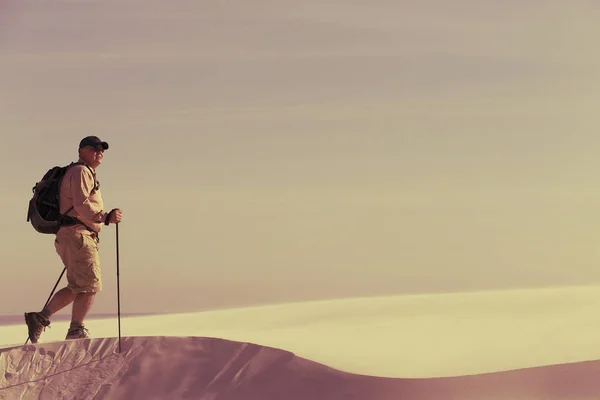 Viaje por el desierto con una mochila y una tienda de campaña. La tienda es — Foto de Stock