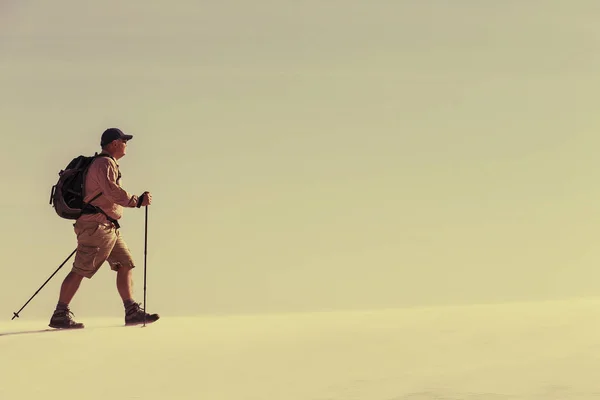 Viaje pelo deserto com uma mochila e uma tenda. A tenda é — Fotografia de Stock