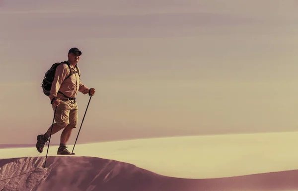 Подорож через пустелю з рюкзаком і наметом. Намет це — стокове фото