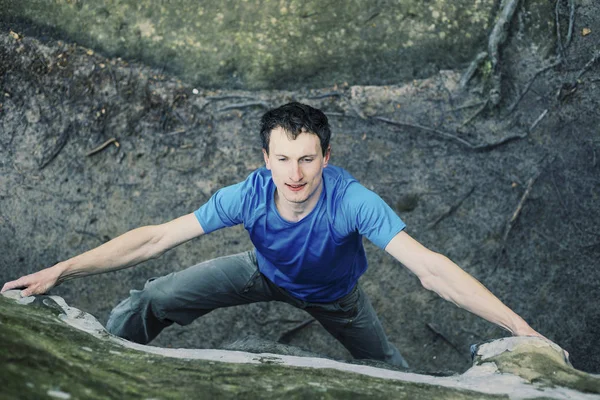 Klättraren att klättra en stor vägg. — Stockfoto
