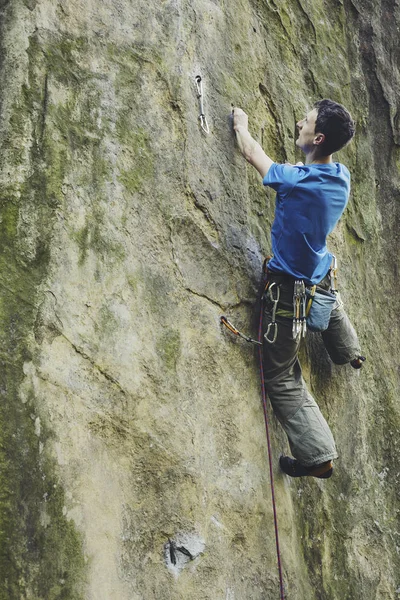 Climber to climb a big wall. — Stock Photo, Image