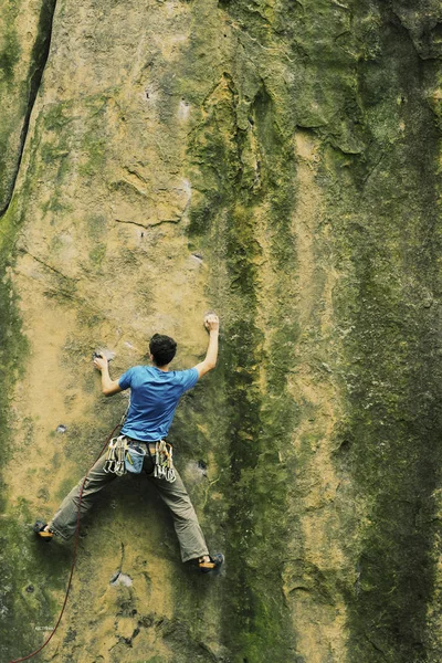 Klimmer te klimmen van een grote muur. — Stockfoto