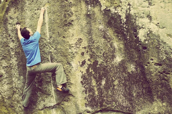 Escalador para escalar una gran pared . — Foto de Stock