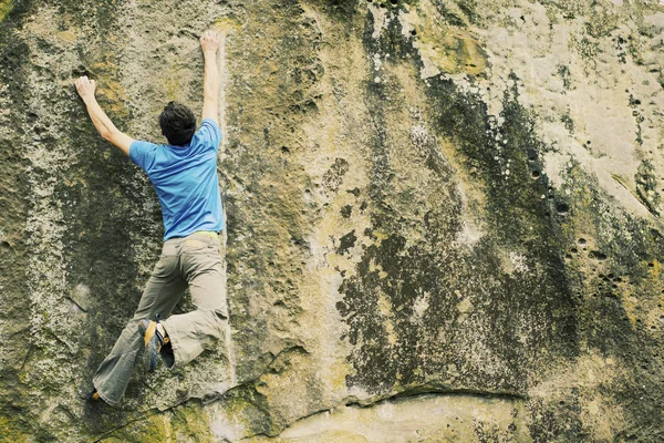 Ορειβάτη να ανέβει ένα μεγάλο τοίχο. — Φωτογραφία Αρχείου