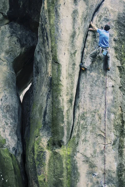 Escalador para escalar una gran pared . — Foto de Stock