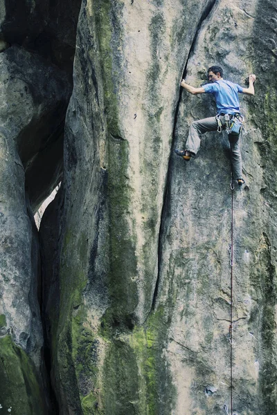 Escalador para escalar una gran pared . — Foto de Stock