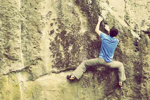 Escalador para escalar uma grande parede . — Fotografia de Stock