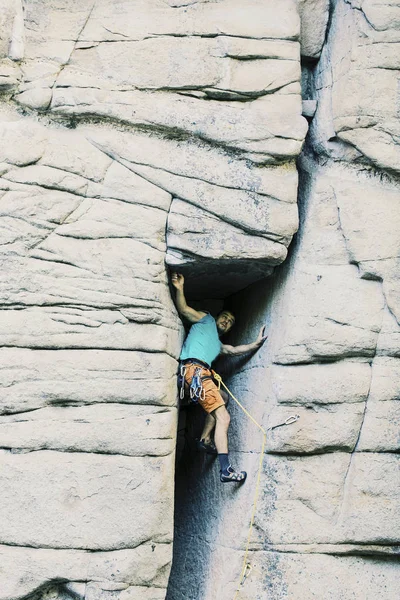 登山者爬上一堵大墙。登山者爬上一堵大墙. — 图库照片