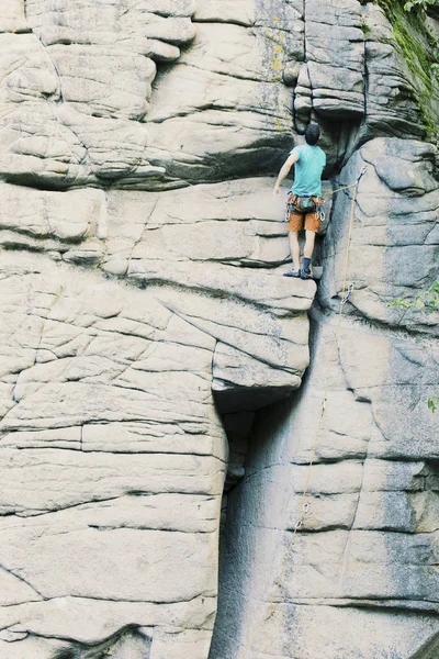 Klimmer een grote muur te klimmen. Klimmer te klimmen van een grote muur. — Stockfoto