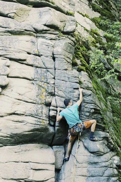 Kletterer, um eine große Wand zu klettern. Kletterer, um eine große Wand zu klettern. — Stockfoto