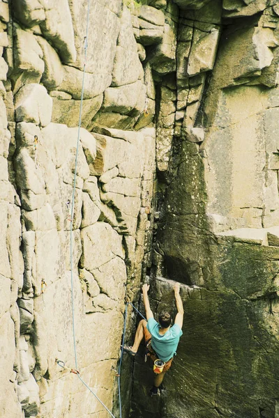 Escalador para escalar una pared grande.Escalador para escalar una pared grande . — Foto de Stock