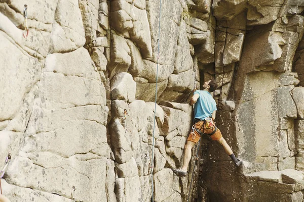 Klimmer een grote muur te klimmen. Klimmer te klimmen van een grote muur. — Stockfoto