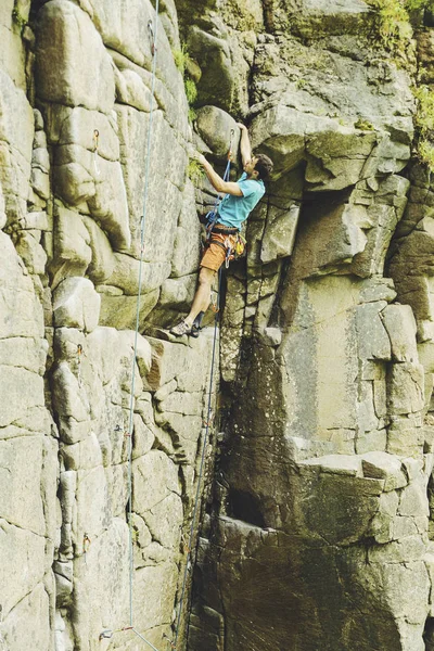 Climber to climb a big wall.Climber to climb a big wall. — Stock Photo, Image